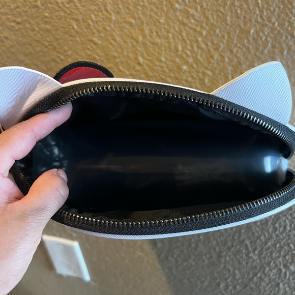 Crème shop hello Kitty make up bag - Picture 2 of 3